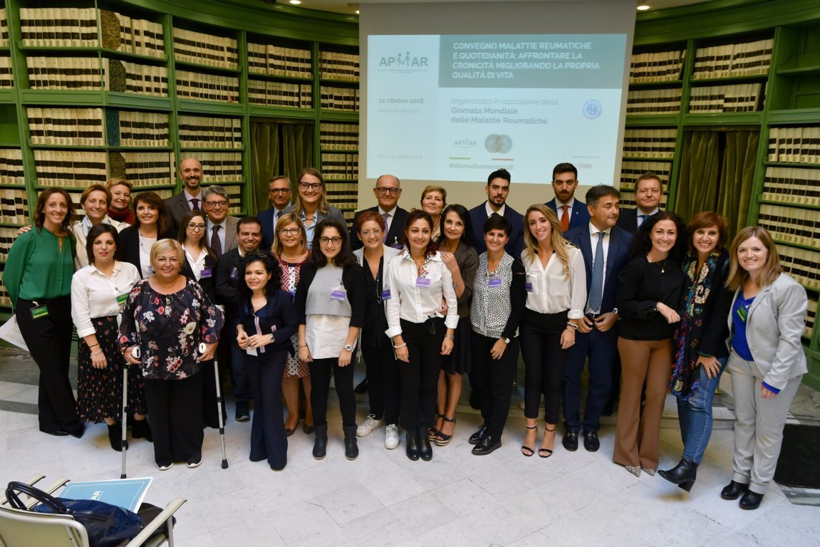 Giornata Mondiale delle Malattie Reumatiche, APMAR lancia la campagna #diamoduemani2018