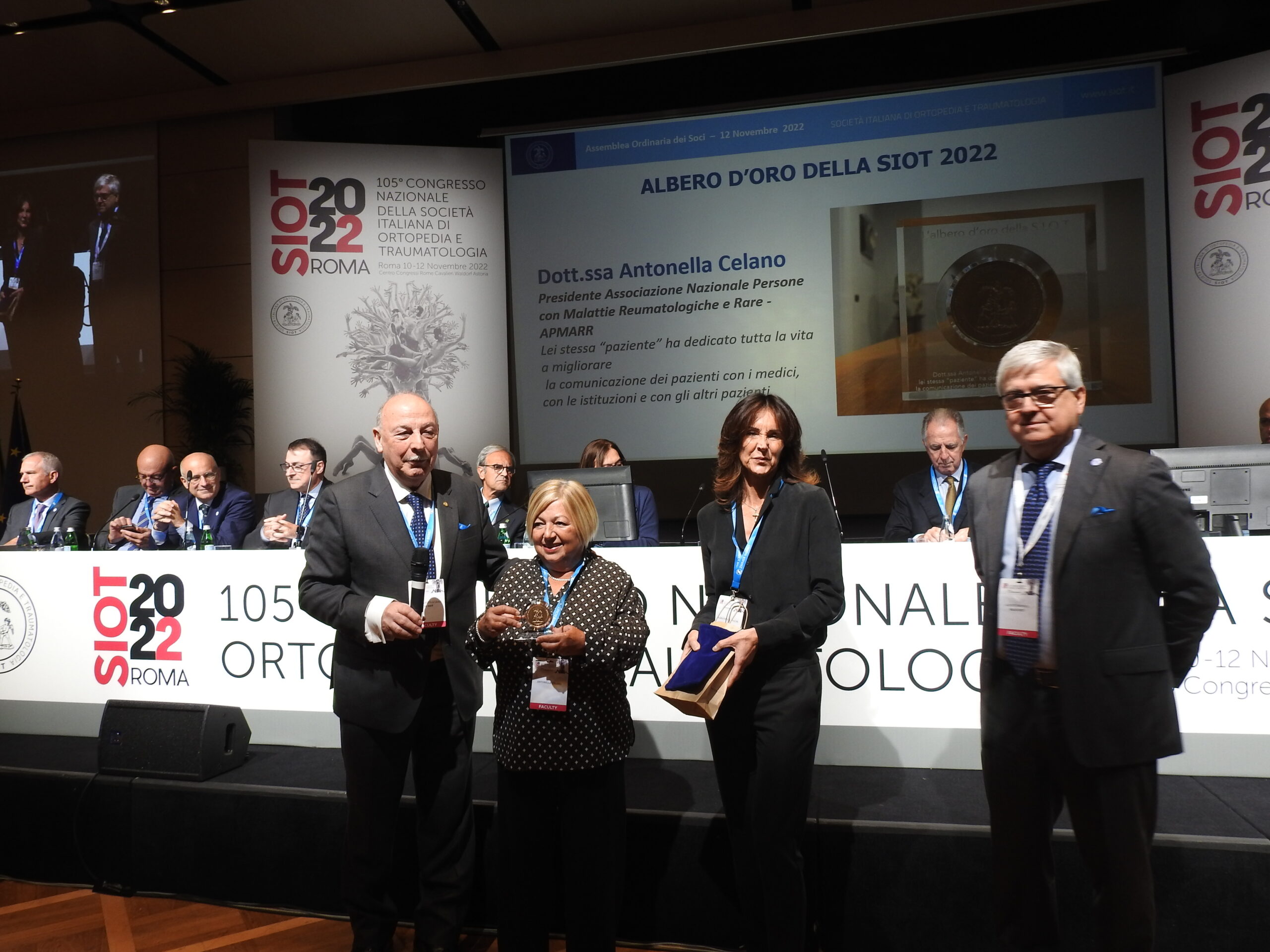 Morfologie n.42 -CONGRESSI – PREMIO ‘ALBERO D’ORO’ DEGLI ORTOPEDICI DELLA SIOT AD ANTONELLA CELANO, PRESIDENTE APMARR